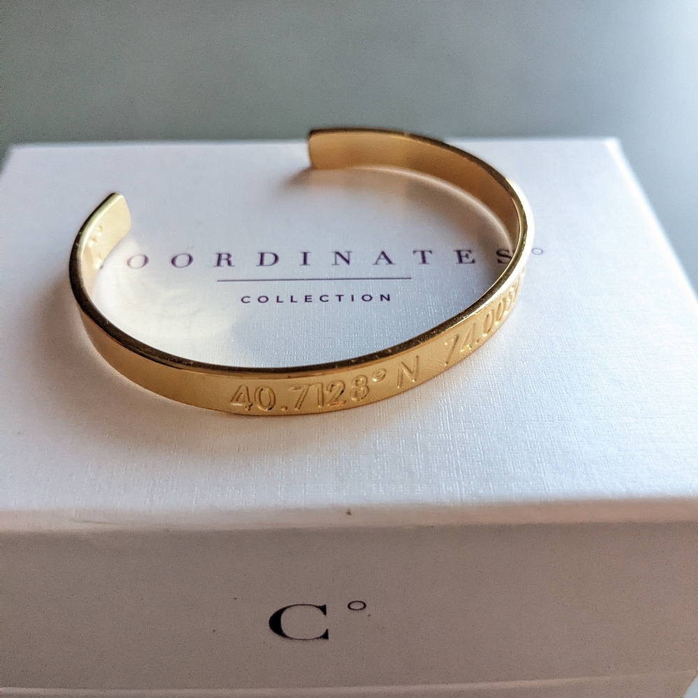 Coordinates New York 14k gold bracelet bangle